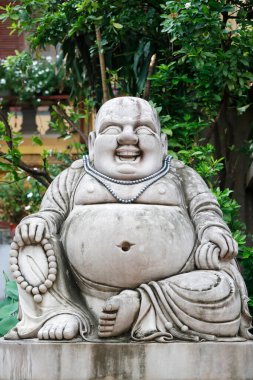 Gülümseyen Buda ya da büyük mutlu Maitreya Buda heykeli. Wat Ounalom Manastırı. Phnom Penh. Kamboçya. 