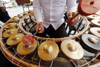 Geleneksel Khmer müziği. Kamboçya tapınağındaki Gamelan enstrümanları. Phnom Penh. Kamboçya. 
