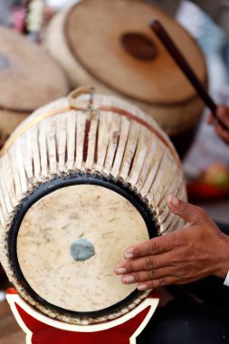 Geleneksel Khmer müziği. Pagoda 'da bateri çalan Kamboçyalı adam. Phnom Penh. Kamboçya. 