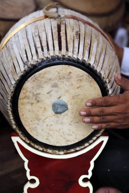 Geleneksel Khmer müziği. Pagoda 'da bateri çalan Kamboçyalı adam. Phnom Penh. Kamboçya. 