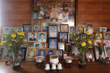 Uzun Duc Budist tapınağı. Ata sunağı. Pagoda 'da ölülere hürmet. Tan Chau. Vietnam. 