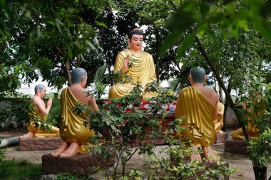 Uzun Duc Budist tapınağı. Buda 'nın hayatı. Buda ilk vaazını Varanasi 'deki Deer Park' taki beş keşişe verdi. Tan Chau. Vietnam. 