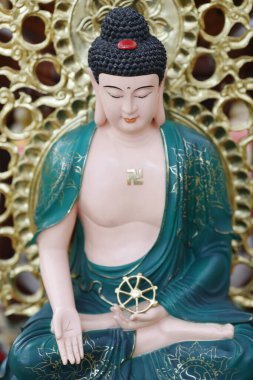 Phuoc Long Budist tapınağı. Buda meditasyon pozunda oturuyor. Heykelcik. Tan Chau. Vietnam. 