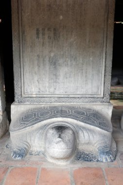 Quoc Tu Giam: Edebiyat Tapınağı. Doktor Stelae kaplumbağanın sırtında. Hanoi. Vietnam. 