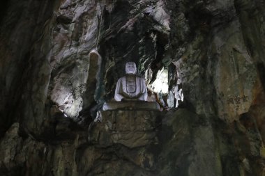 Mermer tepeciği. Huyen Khong mağarası. Shakyamuni Buddha heykeli. Danang. Vietnam. 