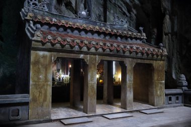 Mermer tepeciği. Huyen Khong mağarası. Sığınak. Danang. Vietnam. 