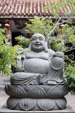 Mermer tepeciği. Huyen Khong mağarası. Gülümseyen Buda ya da büyük mutlu Maitreya Buda heykeli. Danang. Vietnam. 