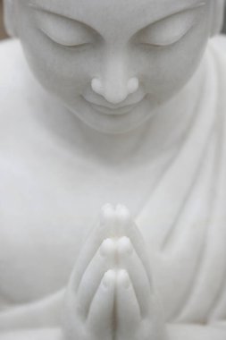 Budist keşiş dua ediyor. Mermer heykel. Danang. Vietnam. 