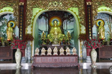 Linh Ung Budist tapınağı. Altın Buda heykeli olan ana sunak. Danang. Vietnam. 
