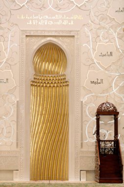 Ana Dua Salonu. Şeyh Zayed Büyük Cami. Minbar ve Mihrab. Abu Dabi. Birleşik Arap Emirlikleri.