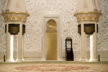 Ana Dua Salonu. Şeyh Zayed Büyük Cami. Minbar ve Mihrab. Abu Dabi. Birleşik Arap Emirlikleri.