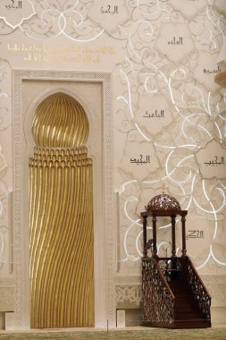 Ana Dua Salonu. Şeyh Zayed Büyük Cami. Minbar ve Mihrab. Abu Dabi. Birleşik Arap Emirlikleri.