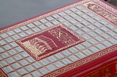 Arapça kutsal bir Kur 'an. İslam sembolü. 