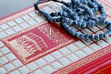 Arapça kutsal Kur 'an ve müslüman tespihi. İslam sembolleri. 