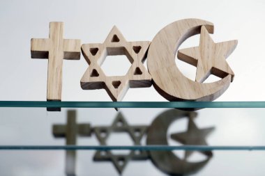 Hristiyanlık, İslam, Musevilik 3 tek tanrılı din. Yahudi Yıldızı, Yıldız ve Hilal, Catholc Haçı: Dinler arası veya dinler arası semboller.