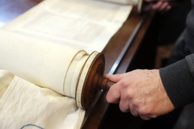 Cenevre Liberal Yahudi Cemaati Sinagogu. Eski Tevrat yazıtları.