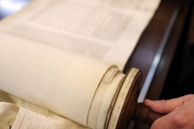 Cenevre Liberal Yahudi Cemaati Sinagogu. Eski Tevrat yazıtları.