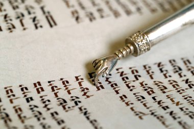 Sinagogdaki geleneksel Tevrat parşömen kitabının ve Yad 'in detaylarını yakından incele. Tevrat okuması. On Emir..