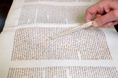 Rabbin bir yad tutuyor, Tevrat 'ın eski bir parşömenini okuyor. Yom Kippur. 