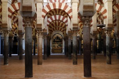 Cordoba Camii Katedrali. Kırmızı ve beyaz çift katlı kemerli Mezquita 'nın içi. Mimarlık. İspanya.