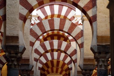 Cordoba Camii Katedrali. Kırmızı ve beyaz çift katlı kemerli Mezquita 'nın içi. Mimarlık. İspanya.