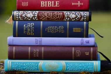 Dini kitaplar: Kuran, İncil ve Tevrat. Hristiyanlık, İslam, Musevilik tek tanrılı üç din. Dinler arası ve dinler arası diyalog.