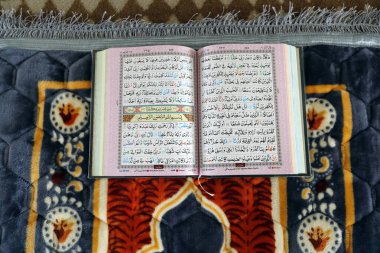 Al-Serkal Camii. Camide arbaik Kuran 'ı açın. Kureyş Ayetleri. Phnom Penh. Kamboçya. 