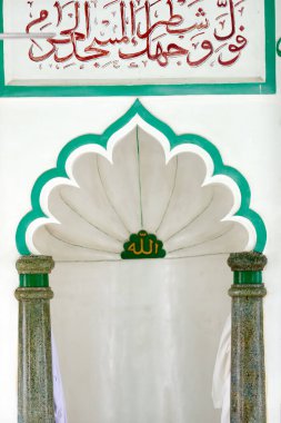 Jamiul Azhar Camii. Mihrab ve kaligrafi ile dua salonu.