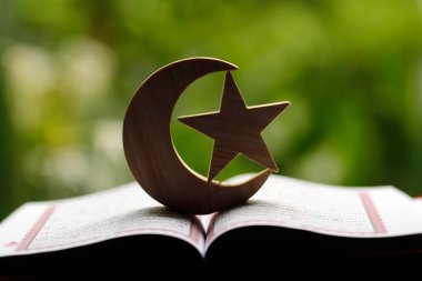 İslami Hilal 'li ve yıldızlı kutsal Kur' an. İslam sembolü. 