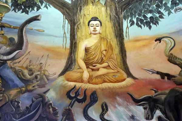 Ba Vang Budist tapınağı. Buda 'nın hayatı. Shakyamuni Buddha meditasyon pozunda Bodhi ağacının altında oturuyor. Uong Bi. Vietnam. 