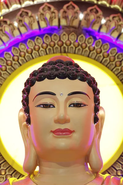 Buddyjska Świątynia Phat Ngoc Loi Ołtarz Główny Złotą Posągiem Buddy — Zdjęcie stockowe