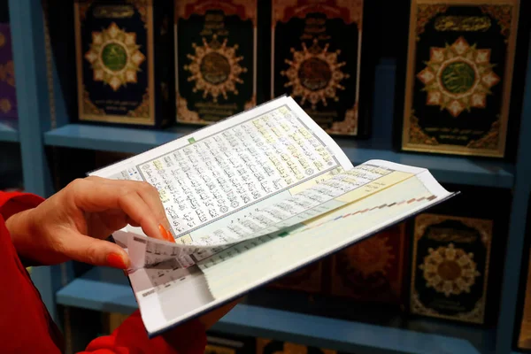 Muslim Woman Buying Holy Quran Bookstore Dubai United Arab Emirates — Stock Photo, Image