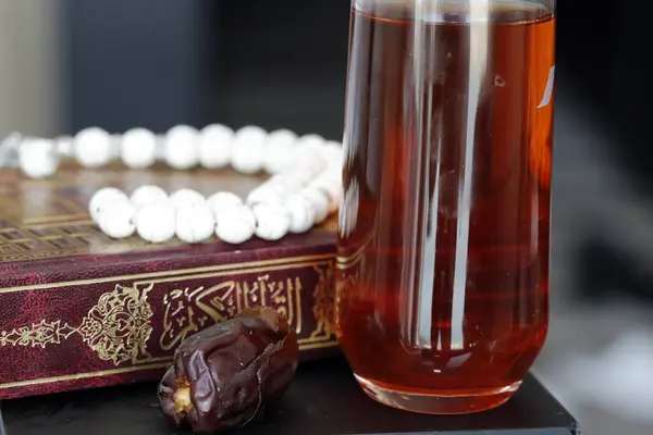 Holy Quran Arabic Muslim Prayer Beads Glass Tea Fresh Date — Stock Photo, Image