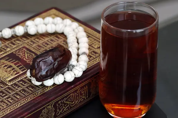 Holy Quran Arabic Muslim Prayer Beads Glass Tea Fresh Date — Stock Photo, Image