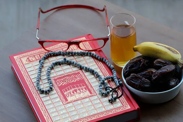Holy Quran Arabic Muslim Prayer Beads Glass Tea Fresh Dates — Stock Photo, Image
