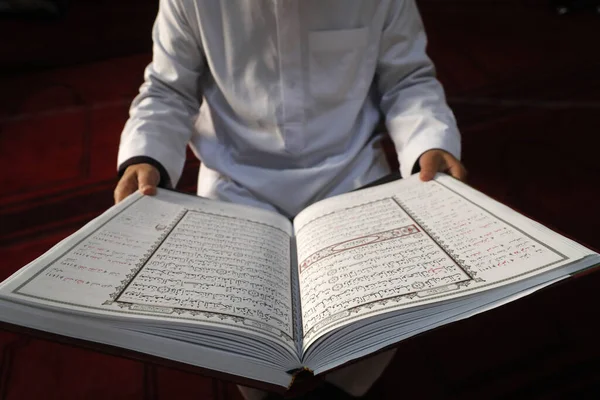 在清真寺读 古兰经 的穆斯林 — 图库照片