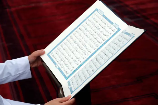 在清真寺读 古兰经 的穆斯林 — 图库照片