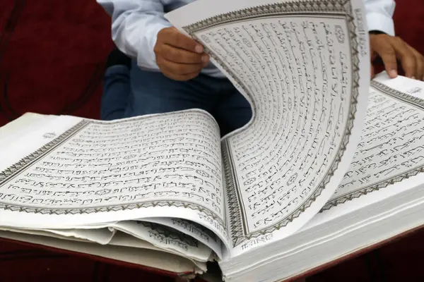 Muselman Läser Den Heliga Koranen Närbild Hand — Stockfoto