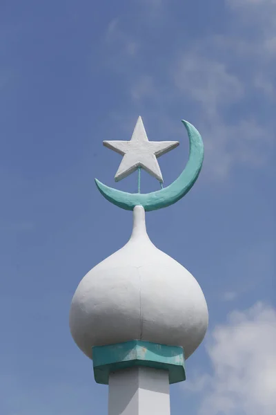 Minarete Una Pequeña Mezquita Con Media Luna Islámica Estrella Símbolo — Foto de Stock