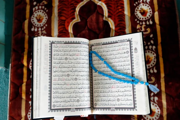 Mubarak Mosque Open Quran Muslim Prayer Beads Wood Stand Symbol — Stock Photo, Image