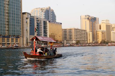 Dubai Deresi 'nde Abras (su taksileri). Birleşik Arap Emirlikleri.  