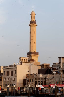Dubai Deresi 'nde Abras (su taksileri). Cami ve minare. Birleşik Arap Emirlikleri.  