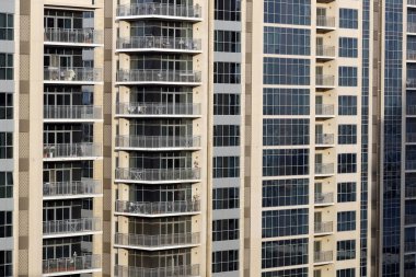 Modern yüksek binaların pencereleri. Birleşik Arap Emirlikleri 