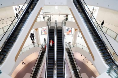 Alışveriş merkezi, Dubai Alışveriş Merkezi. Müşteriler yürüyen merdivene biniyor. Birleşik Arap Emirlikleri. 