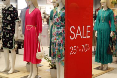 Alışveriş merkezi, Dubai Alışveriş Merkezi. Yaz indirimi. Birleşik Arap Emirlikleri. 