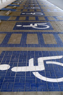 Engelli park yeri tabelası yolda. Abu Dabi. Birleşik Arap Emirlikleri.