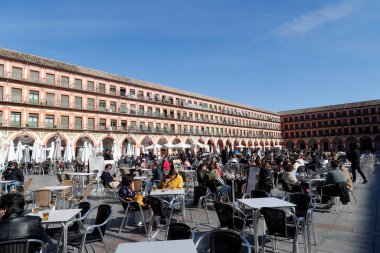 Restoranlar ve açık masa sandalyeleri Plaza de la Corredera Cordoba Endülüs. İspanya. İspanya. 