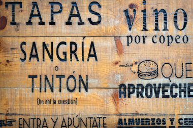 Sevilla 'daki tipik Tapas bar ve restoranı. İspanya. 