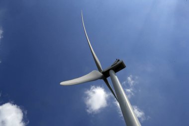 Rüzgar enerjisi, elektrik jeneratörlerini çalıştırmak için rüzgar türbinleri vasıtasıyla mekanik güç sağlıyor. Yenilenebilir enerji. Fransa.