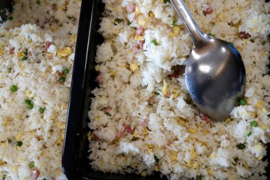 Kızarmış pirinç yumurta, havuç ve yeşil fasulye. 